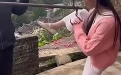 女人迈开腿让男生吃草莓